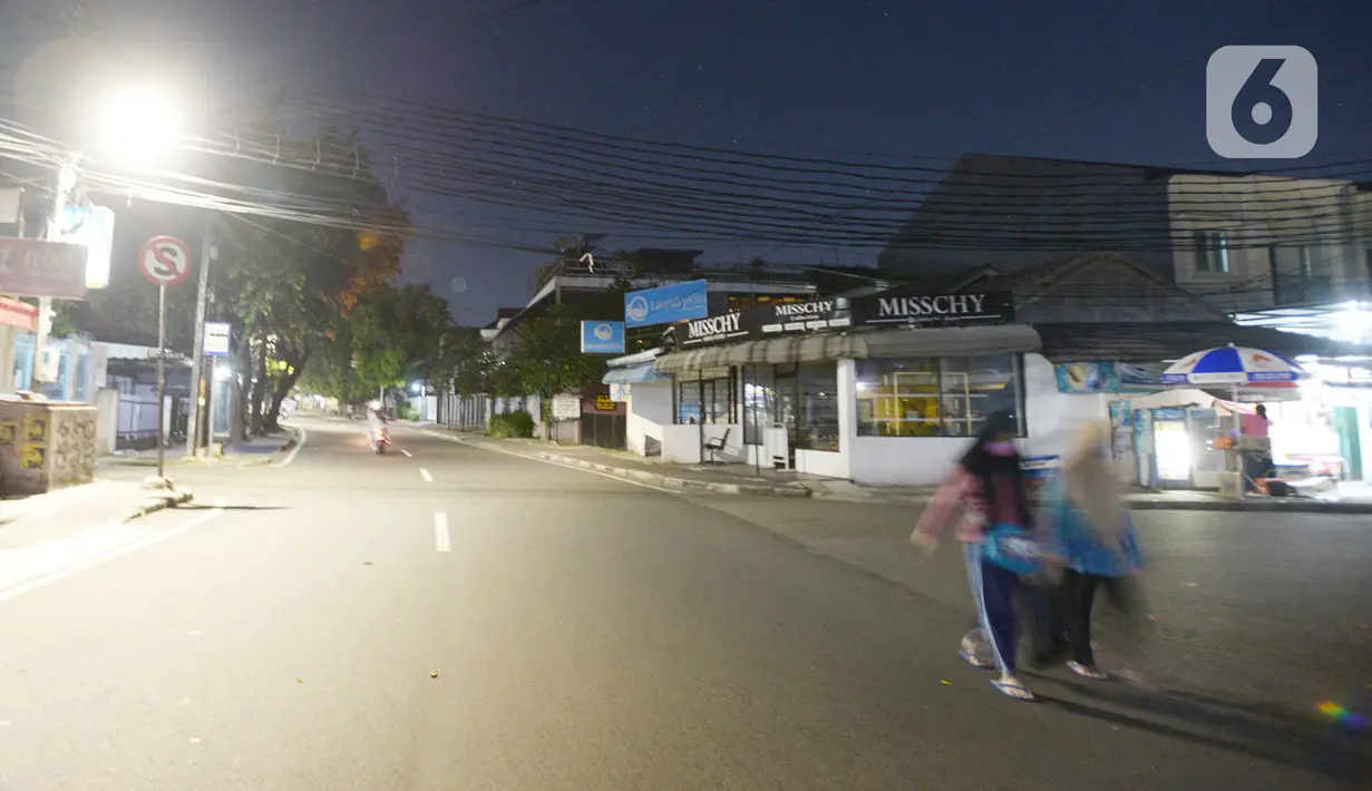 Kondisi lalu lintas pada malam takbiran di kawasan Tebet, Jakarta, Sabtu (23/5/2020). Satgas COVID-19 menutup akses Jalan Tebet Utara tersebut untuk menekan penyebaran COVID-19 dan mengurangi keramaian warga yang ingin berbelanja baju Lebaran pada malam takbiran. (merdeka.com/Imam Buhori)