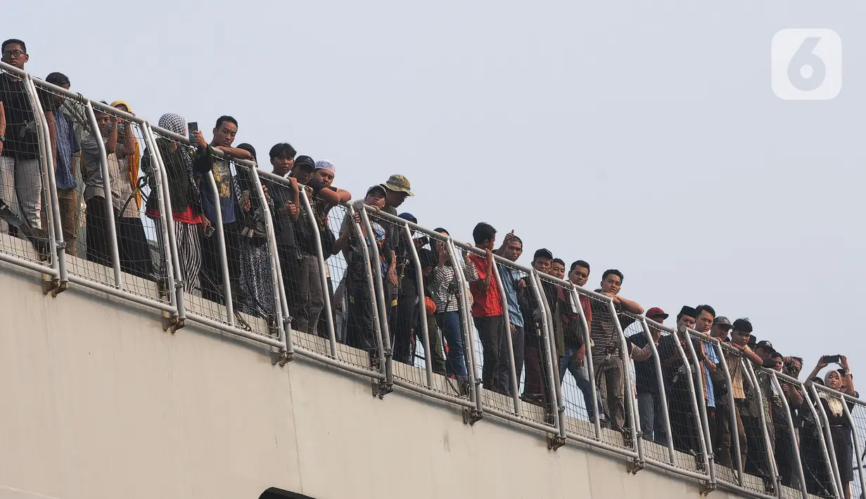 TNI AL menyediakan mudik gratis menggunakan Kapal Perang KRI Banda Aceh-593 dengan keberangkatan dari Mako Kolinlamil Jakarta Utara menuju Semarang dan Surabaya. (merdeka.com/Imam Buhori)