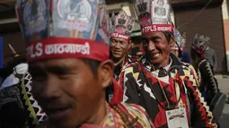 Sejumlah pria ikut dalam parade "Tamu Losar", Kathmandu, Nepal, Jumat (30/12). Parade tersebut digelar untuk menyambut pergantian tahun. (AP Photo / Niranjan Shrestha)