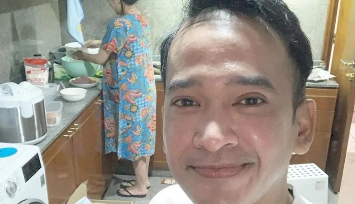 Ruben Onsu terlihat begitu bangga dengan apa yang dilakukan Sarwendah. Ruben terlihat sumringah melihat Sarwendah yang memakai daster mencuci piring. Kesederhaan Sarwendah ini panen pujian dari warganet. (Liputan6.com/IG/sarwendah29)