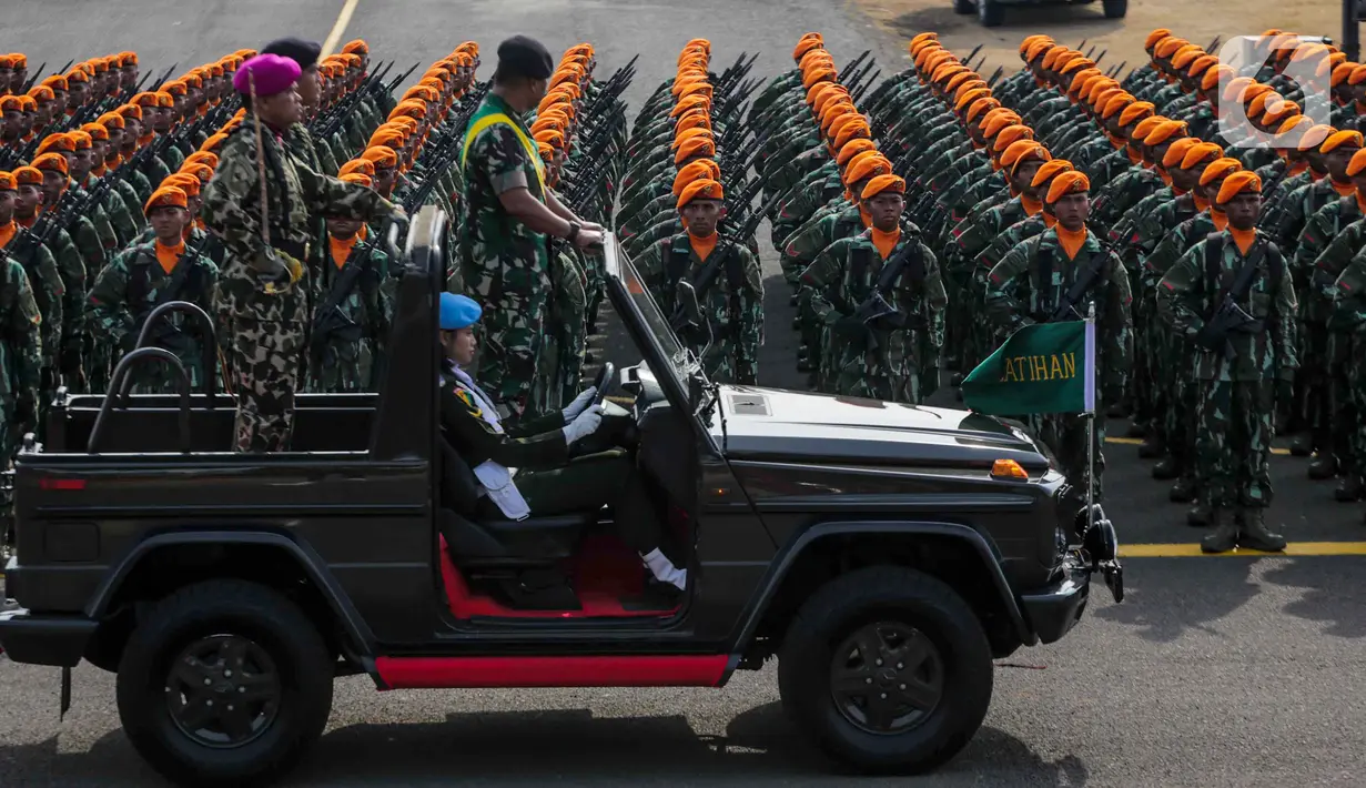 Pemimpin upacara memeriksa pasukannya saat mengikuti gladi bersih HUT ke-74 TNI di Lanud Halim Perdanakusuma, Jakarta, Kamis (3/10/2019). Dalam keterangan resmi TNI, jumlah pasukan parade HUT TNI mencapai 6.806 personel. (Liputan6.com/Faizal Fanani)