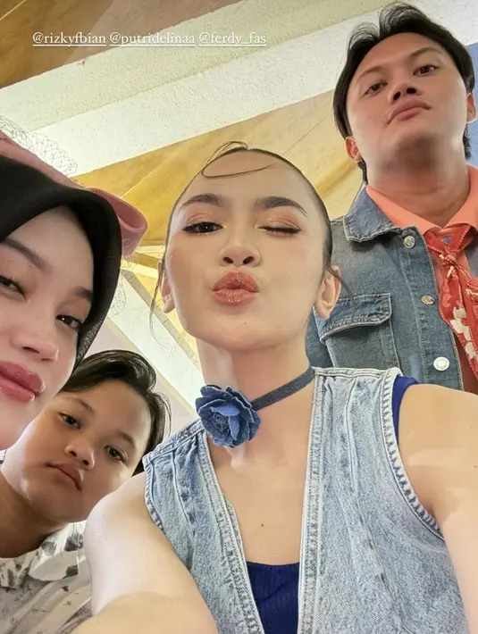 Kini berstatus kakak Ipar, Mahalini pun hadir di acara ulang tahun Rizwan. Ia mengenakan vest denim dipadukan tank top biru senada dengan waena kalung choker mawarnya. [@mahaliniraharja]