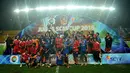 Pelatih Arema Cronus, Suharno (tengah) mengangkat tropi SCM Cup 2015 di Stadion Jakabaring,Selasa (27/1/2015). Arema Cronus unggul 1-0 atas Sriwijaya FC. (Liputan6.com/Johan Tallo)