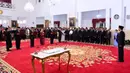 Presiden Joko Widodo (kanan) memimpin upacara pelantikan pimpinan KPK periode 2019-2023 di Istana Negara, Jakarta, Jumat (20/12/2019). Komjen Firli Bahuri sebagai Ketua KPK, Alexander Marwata, Lili Pintauli Siregar, Nurul Ghufron, dan Nawawi Pomolango sebagai wakil Ketua. (Foto: Biro Pers Setpres)
