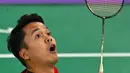 Anthony Sinisuka Ginting menaklukkan Howard Shu dari Amerika Serikat dua set langsung 21-14 dan 21-8. (Arun SANKAR/AFP)