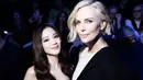 Jisoo pun sempat bertemu hingga berfoto dengan Charlize Theron. (@sooyaaa__)