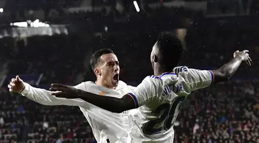 Pemain Real Madrid Lucas Vazquez (kiri) melakukan selebrasi bersama Vinicius Junior usai mencetak gol ke gawang Osasuna pada pertandingan sepak bola La Liga Spanyol di Stadion El Sadar, Pamplona, Spanyol, 20 April 2022. Real Madrid menang 3-1. (AP Photo/Alvaro Barrientos)