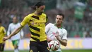 Bek berkebangsaan Serbia itu dahulu merupakan salah satu pemain kesayangan dari Klopp kala masih menukangi Dortmund. (AFP/Patrik Stollarz)