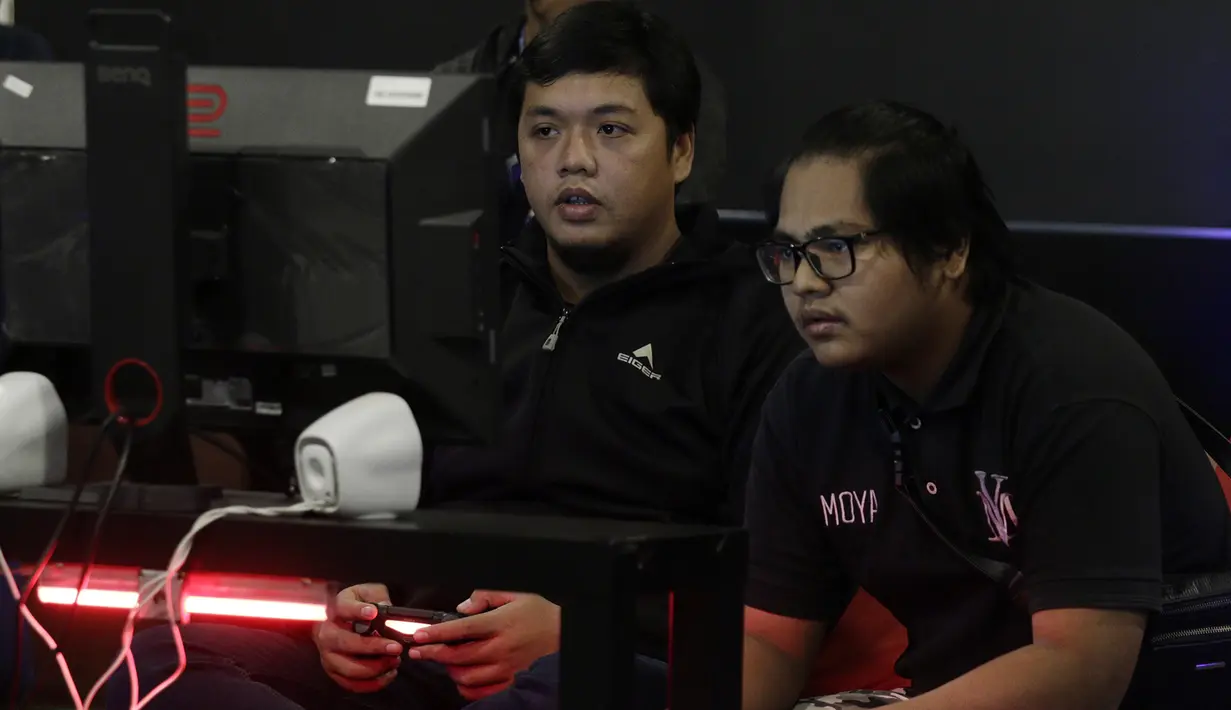 Sejumlah peserta mengikuti laga penyisihan seleksi Liga 1 PES Series Jakarta di Pluit, Jakarta, Sabtu, (19/1). Nantinya pemenang akan mewakili Indonesia di ajang Liga 1 PES Asia di Thailand. (Bola.com/M. Iqbal Ichsan)
