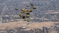 Foto selebaran ini yang diambil di atas Gaza dan dirilis pada 1 Agustus 2025 oleh Kementerian Pertahanan Spanyol, menunjukkan pelepasan bantuan kemanusiaan dari pesawat Airbus A400M Atlas Angkatan Udara Spanyol di atas Gaza. (HANDOUT/Kementerian Pertahanan Spanyol/AFP)