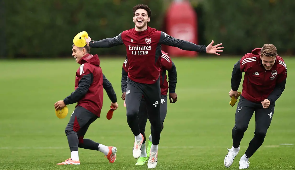 Gelandang tengah Arsenal asal Inggris, Declan Rice bereaksi saat mengikuti sesi latihan tim di Pusat Latihan Arsenal di London Colney, pada 20 Oktober 2025. (HENRY NICHOLLS/AFP)