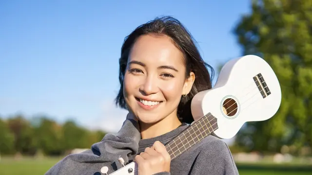 tersenyum mencintai diri sendiri memegang ukulele