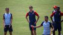 <p>Pelatih Timnas Spanyol U-17 Hernan Perez memberikan instruksi dalam sesi latihan menjelang Piala Dunia U-17 2023 di Lapangan Gelora Samudera, Kuta, Bali pada Jumat pagi (3/11/2023). (Bola.com/Alit Binawan)</p>