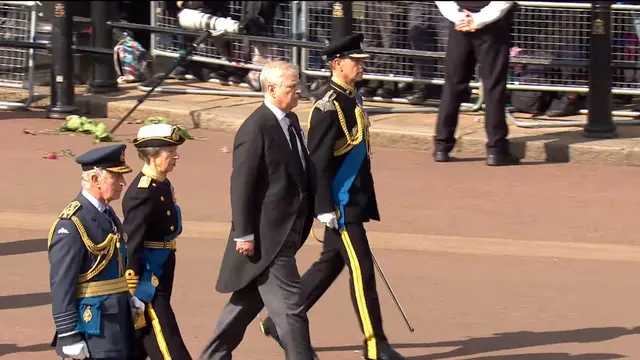 Raja Charles III, Putri Anne, Pangeran Andrew, dan Pangeran Edward berjalan mengiringi peti mati Ratu Elizabeth II.