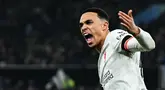 Pemain Liverpool, Trent Alexander-Arnold melakukan selebrasi setelah mencetak gol penyeimbang 2-2 ke gawang Aston Villa dalam laga lanjutan Liga Inggris 2024/2025 di Villa Park, Brimingham, Inggris, Rabu (19/02/2025) waktu setempat. (AFP/Paul Ellis)