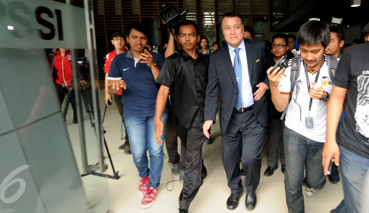 Delegasi Komite Ekskutif FIFA, Kohzo Tashima (tengah) menghindari wartawan usai pertemuan tertutup dengan sejumlah pihak di kantor PSSI, Jakarta, Selasa (3/11/2015). Kohzo langsung meninggalkan kantor PSSI usai pertemuan. (Liputan6.com/Helmi Fithriansyah)