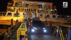 Penutupan Bandara Internasional Ngurah Rai berdampak pada peningkatan jumlah penumpang dan kendaraan di pelabuhan penyeberangan Gilimanuk.