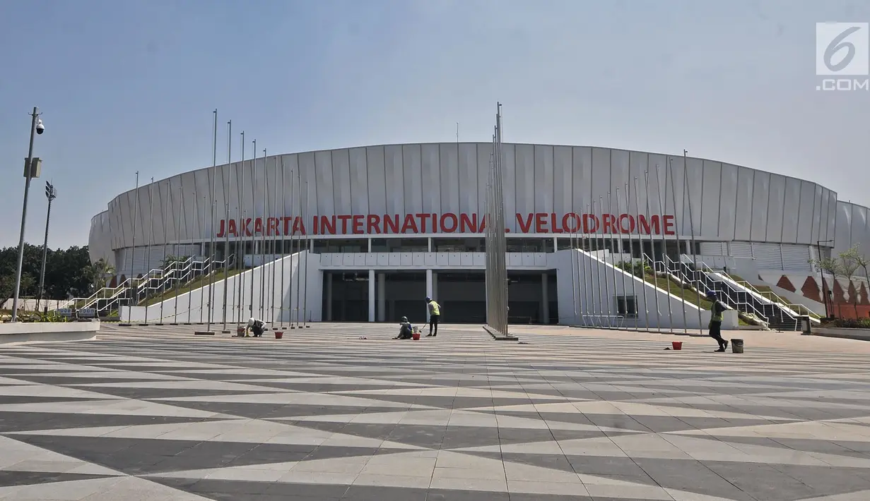 Suasana di luar Jakarta International Velodrome, Rawamangun, Jakarta, Senin (9/7). Pembangunan Velodrome Rawamangun telah mencapai 100 persen dan siap digunakan untuk arena balap sepeda dalam perhelatan Asian Games 2018. (Merdeka.com/Iqbal S. Nugroho)