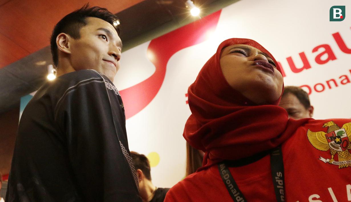 Peraih emas bulutangkis, Jonatan Christie, foto bersama fans saat pemberian apresiasi di Sarinah, Jakarta, Rabu (5/9/2018). Peraih medali dari cabor bulutangkis dan wushu mendapat penghargaan berupa logam mulia. (Bola.com/M Iqbal Ichsan)