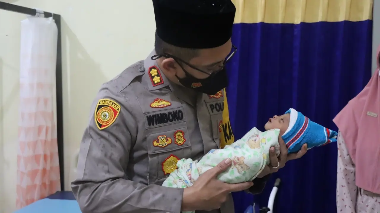 Kapolres Bondowoso AKBP Wimboko menjenguk bayi yang dibuang di selakokan di Bondowoso. (Istimewa)