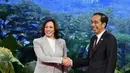 Kemudian, Kamala bertemu dengan Presiden Indonesia, Jokowi. Di momen tersebut, ia tampil formal mengenakan setelan abu-abu terdiri dari atasan blazer dan celana panjangya. [@jokowi]