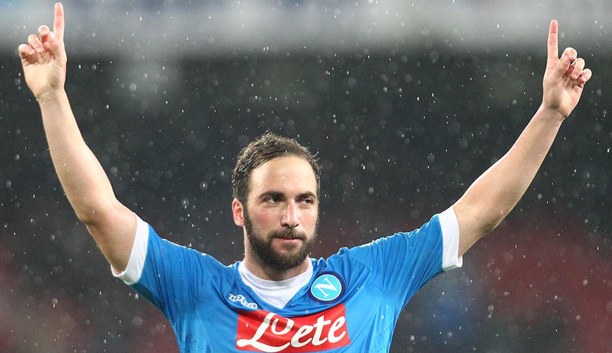 3. Gonzalo Higuain, Chelsea dikabarkan Daily Mirror, menyiapkan dana sebesar 45 juta poundsterling untuk menebus bomber Napoli ini. Pria Argentina ini memiliki gaya bermain yang disukai Antonio Conte, calon pelatih The Blues. (AFP/Carlo Hermann)