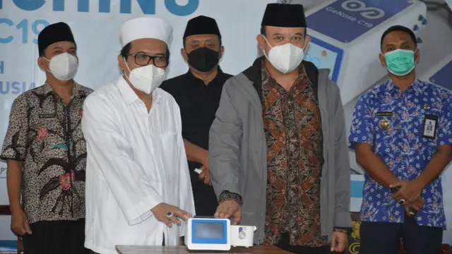 Pengasuh Ponpes At Taujieh Al Islamy 2 Andalusia, KH Zuhrul Anam Hisyam dan Bupati Banyumas, Achmad Husein melaunching alat deteksi dini Covid-19 GeNose. (Foto: Liputan6.com/Istimewa)