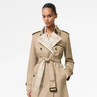 Musim hujan bukan berarti harus mengesampingkan penampilan. Dari trench coat hingga raincoat, pilihan outerwear ini bisa melindungi tubuh sekaligus menjaga gaya tetap modis.  (Foto/Dok: BURBERRY)