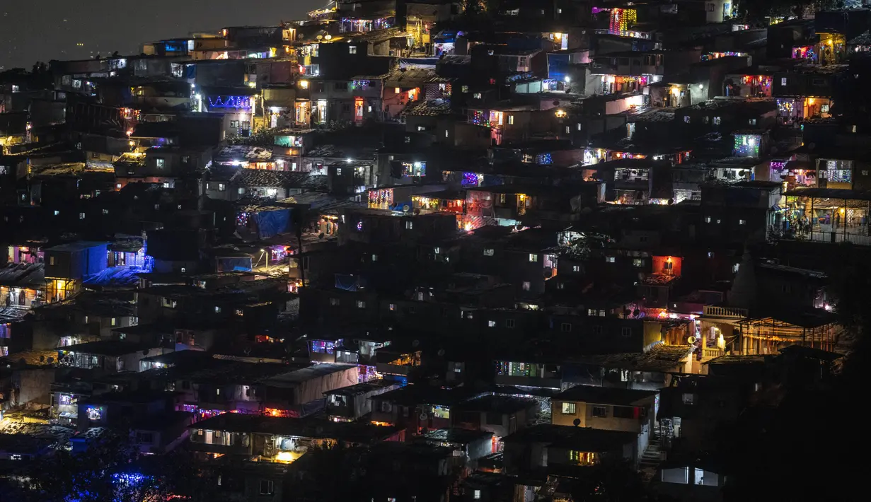 Rumah-rumah dihiasi dengan lentera dan lampu selama Diwali, festival lampu di Mumbai, India, Senin (24/10/2022). Orang India di seluruh negeri merayakan Diwali, festival Hindu yang melambangkan kemenangan cahaya atas kegelapan. (AP Photo/Rafiq Maqbool)