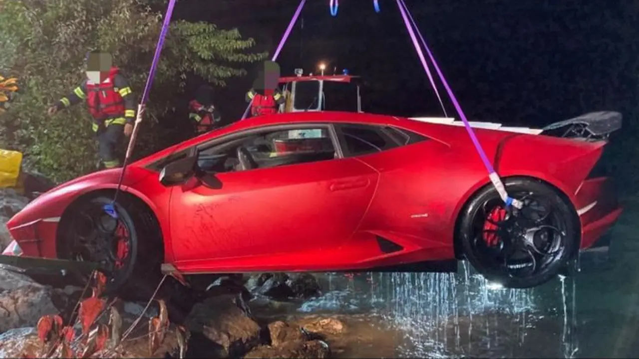 Supercar Lamboghini Ini Meluncur ke Danau (Carscoops)