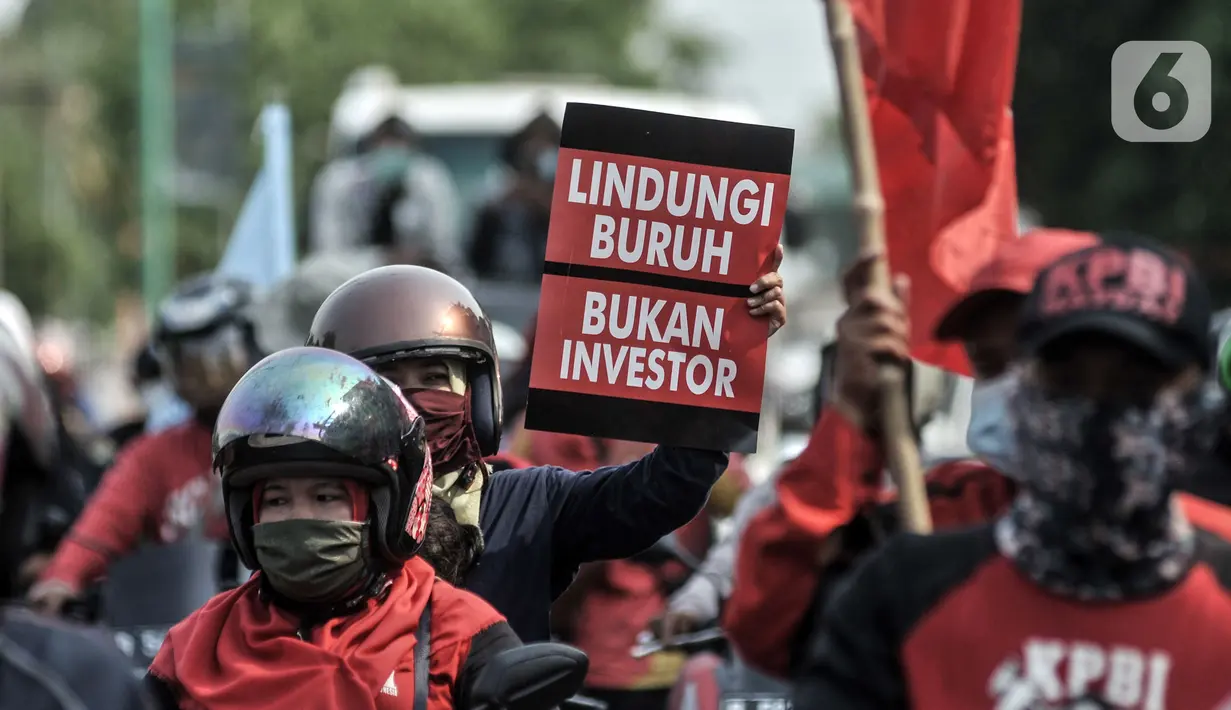 Massa dari berbagai serikat buruh menggelar aksi menolak UU Omnibus Law Cipta Kerja di kawasan JIEP, Jakarta, Selasa (6/10/2020). Ratusan buruh berpawai sambil berorasi mengajak pekerja turun ke jalan menolak UU Omnibus Lawa Cipta Kerja yang dinilai merugikan buruh. (merdeka.com/Iqbal S. Nugroho)