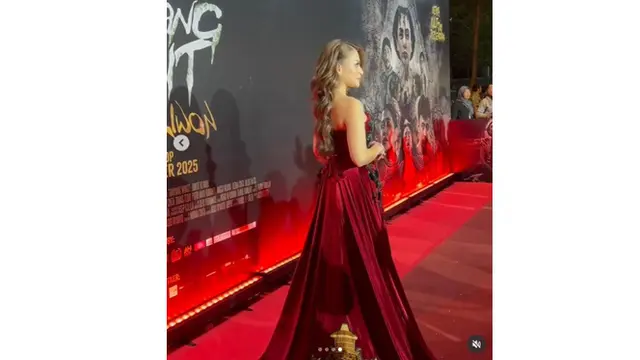 5 Potret Penampilan Nathalie Holscher di Premiere Danyang Wingit, Film Debut