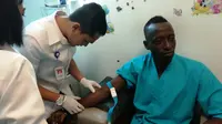 Makan Konate saat menjalani tes medis sebelum diresmikan jadi pemain Sriwijaya FC. (Bola.com/Riskha Prasetya)