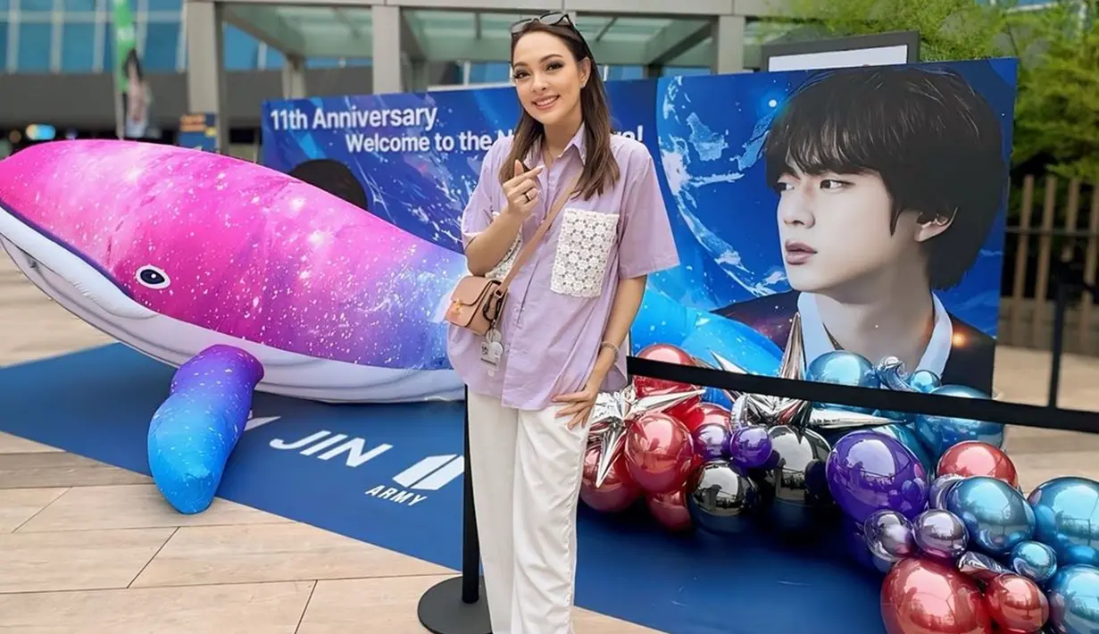 Reisa tampak bersenang-senang hadir di Festa 2024 dengan busana bernuansa putih dan ungu pada Kamis, (13/6/2024). Sebelum masuk ke dalam venue acara, wanita 38 tahun itu terlebih dahulu berfoto di area luar, di mana terdapat banyak spot foto yang dibuat khusus serba Jin BTS. (Liputan6.com/IG/@reisabrotoasmoro)