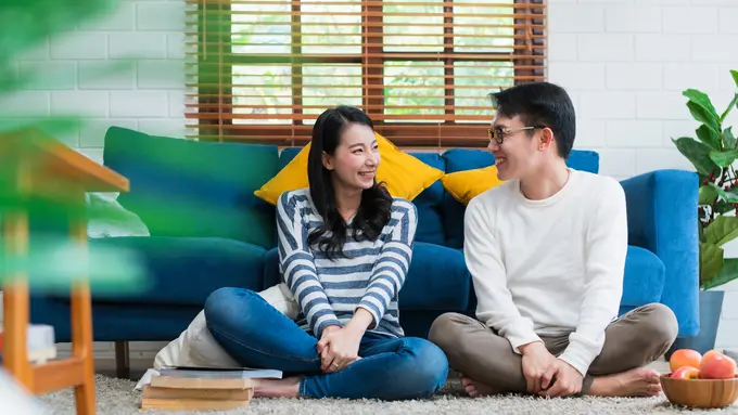 perempuan dan pasangan senyum