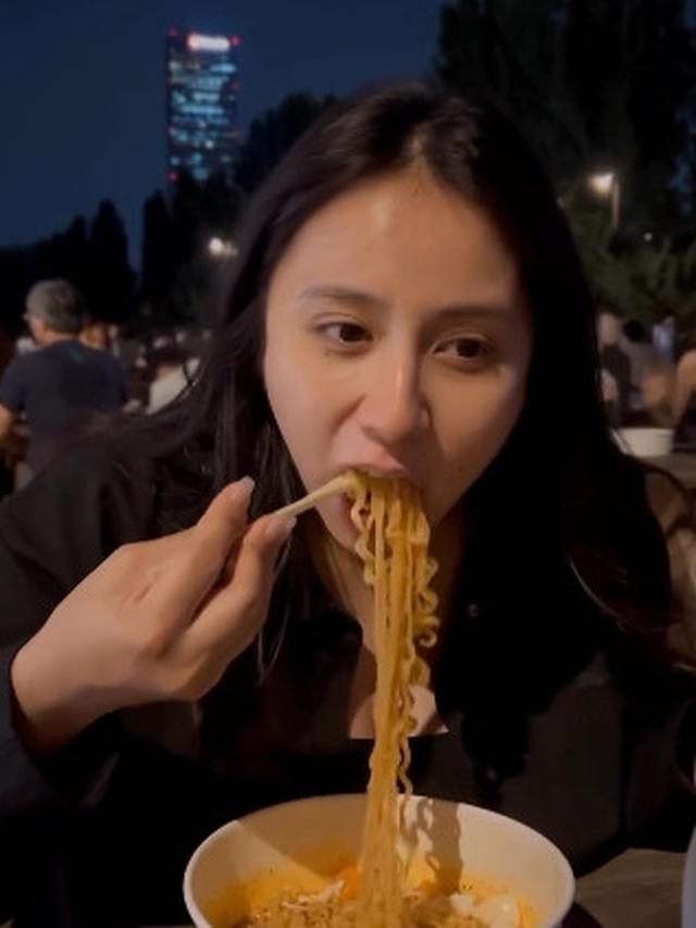 Makin Buncit, Ini 7 Potret Baby Moon Joshua Suherman dan Clairine Clay di Korea Selatan