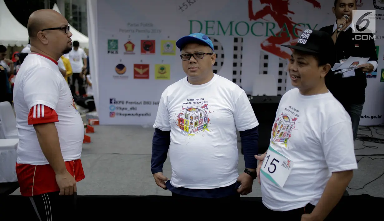 Ketua KPU RI, Arief Budiman bersama Ketua KPU DKI Jakarta Sumarno saat kompetisi lari Democracy Run di Bundaran HI, Minggu (18/3). Lomba tersebut mengambil rute Bundaran HI menuju Patung Kuda lalu kembali ke Bundaran HI. (Liputan6.com/Faizal Fanani)
