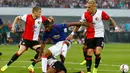 Pemain Feyenoord menghadang pergerakan pemain MU, Marcus Rashford, pada matchday pertama Grup A Liga Europa, di Stadion Feijenoord, Rotterdam, Jumat (16/9/2016) dini hari WIB. (Reuters/Michael Koorens)