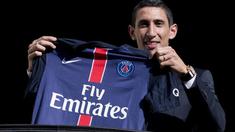 Angel Di Maria resmi menjadi pemain Paris Saint-Germain. Para fans berebut mendapatkan jersey nomor 11 yang diberikan langsung oleh Di Maria pada Kamis (6/8/2015).