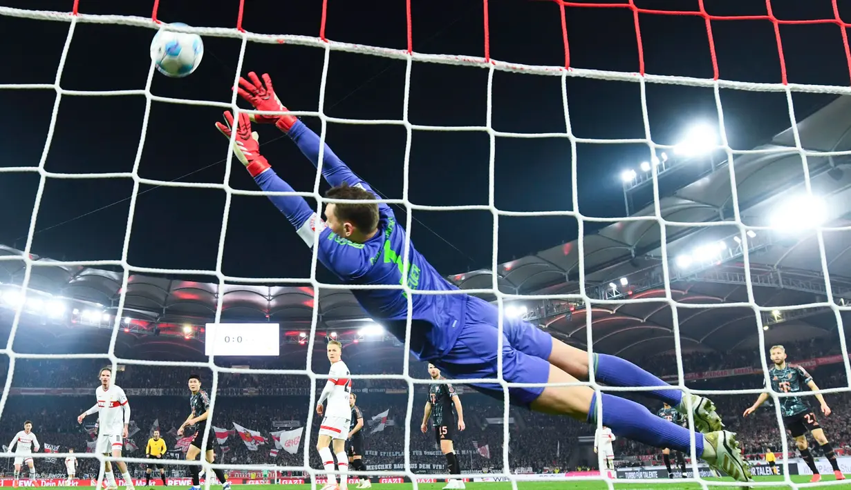VfB Stuttgart sempat unggul terlebih dahulu melalui gol Angelo Stiller, namun Bayern Muenchen berhasil membalikkan keadaan lewat gol Michael Olise, Leon Goretzka, dan Kingsley Coman. (Tom Weller/dpa via AP)