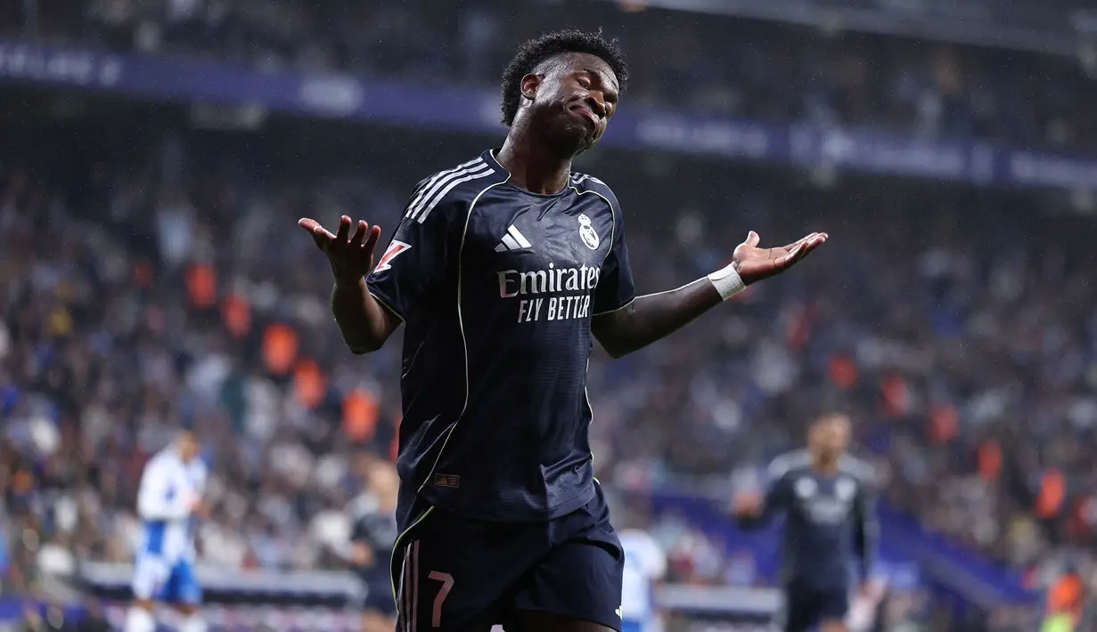 Gelar juara Liga Spanyol musim 2025/2026 milik Barcelona harus ditangguhkan setelah Vinicius Jr berhasil membawa Real Madrid meraih kemenangan atas Espanyol. (AFP/Josep Lago)