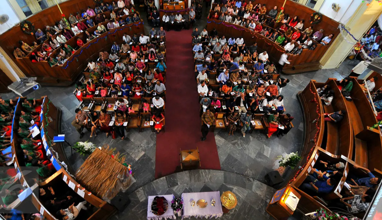 Umat Kristiani melaksanakan ibadah malam Natal di Gereja Protestan Indonesia Bagian Barat (GPIB) Immanuel, Jakarta, Kamis (24/12). Umat Kristiani merayakan Hari Raya Natal pada 25 Desember. (Liputan6.com/Gempur M Surya)