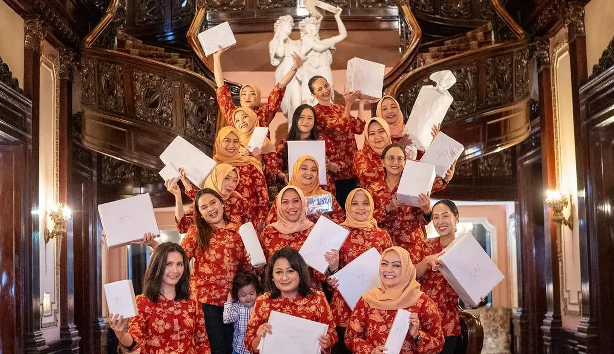 Mendukung penampilan elegannya, Enzy Storia menata rambutnya dengan gaya yang sleek rapi. Rambutnya digulung ke belakang tanpa menyisakan poni, sebuah tampilan yang clean. [Foto: Instagram/enzystoria]