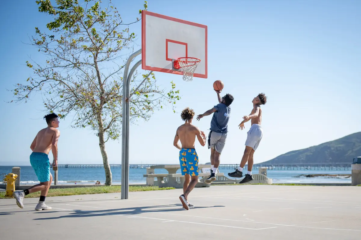 Ilustrasi Bermain Basket