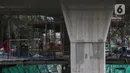 Pekerja menyelesaikan proyek pembangunan Jembatan layang (skybridge) CSW di Jakarta, Selasa (9/3/2021). Proyek pembangunan jembatan layang atau skybridge untuk integrasi Halte Transjakarta CSW di Stasiun MRT Asean ditargetkan selesai pada Mei 2021. (Liputan6.com/Johan Tallo)