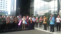 Aksi Wadah Pegawai KPK di gedung KPK, Jakarta, Kamis (13/4/2017). (Liputan6.com/Lizsa Egeham)