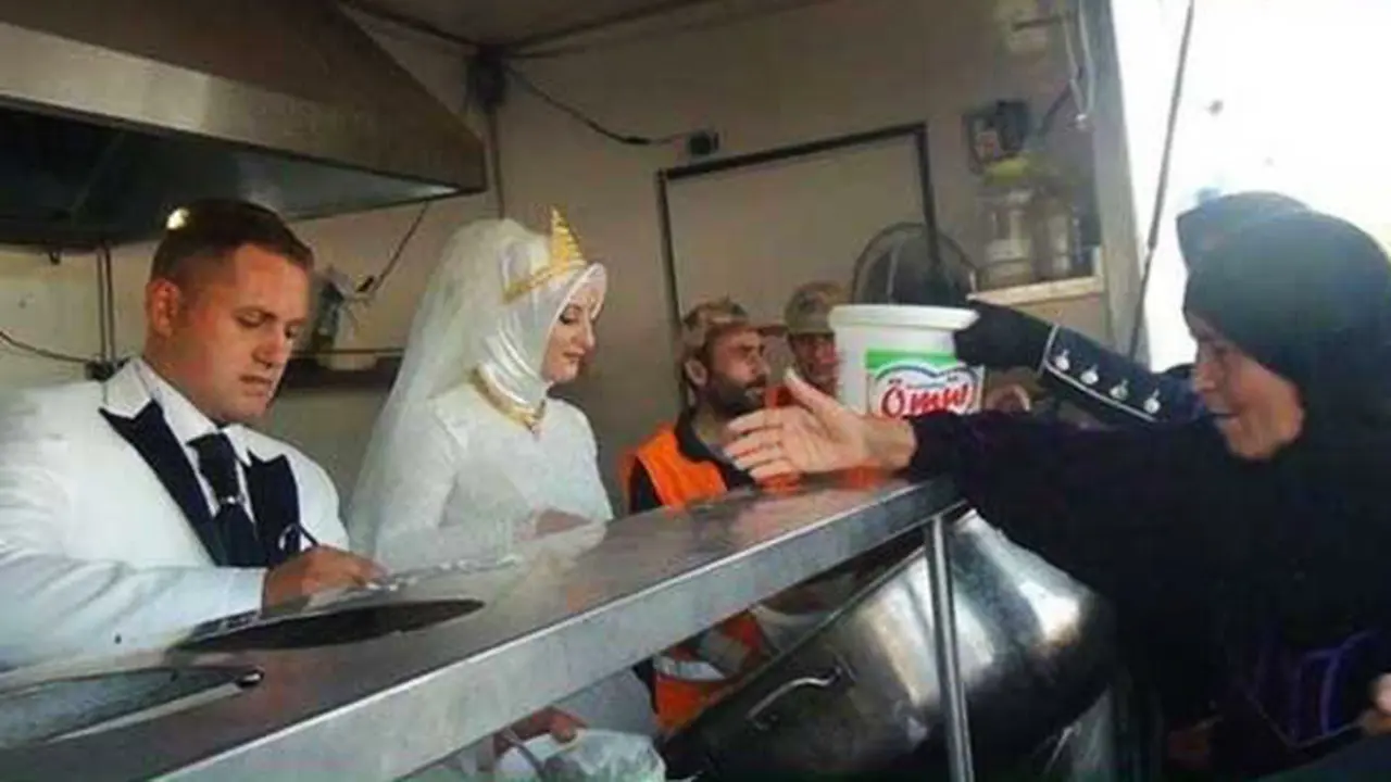 Pengantin Ini Rayakan Pernikahannya Bersama 4000 Pengungsi  