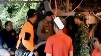 Sebelas orang penambang emas di Jambi, tertimbun longsor.