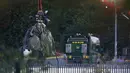 Crane mengevakuasi bangkai helikopter dari lokasi kecelakaan yang menewaskan pemilik Leicester City Vichai Srivaddhanaprabha di Leicester, Inggris, Kamis (1/11). Kondisi helikopter terlihat rusak parah dengan bekas terbakar api. (Aaron Chown/PA via AP)
