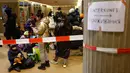 Orang-orang menunggu di pusat pengungsi dari Ukraina di Messe di Berlin, Jerman pada 11 Maret 2022. Badan PBB untuk urusan pengungsi (UNHCR) mengatakan setidaknya 2,5 juta orang telah meninggalkan Ukraina, dengan lebih dari setengahnya sekarang di Polandia. (Odd ANDERSEN / AFP)